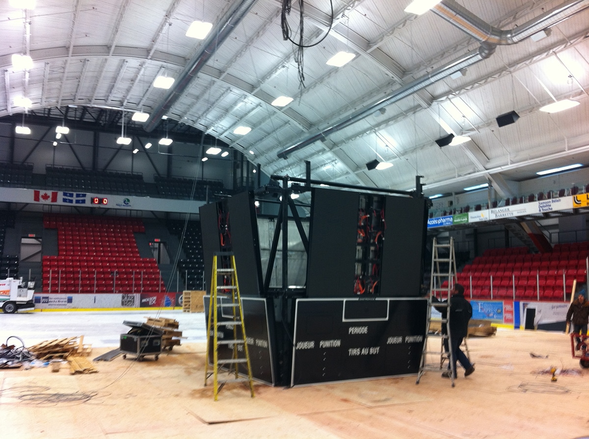 Assemblage du tableau indicateur central de l'aréna Glencore à Rouyn-Noranda.