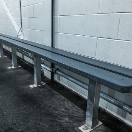 Installation de bancs dans une aréna ou un amphitéâtre.