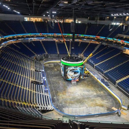 Installation de tableau indicateur suspendu dans un amphithéâtre - Agorasport.