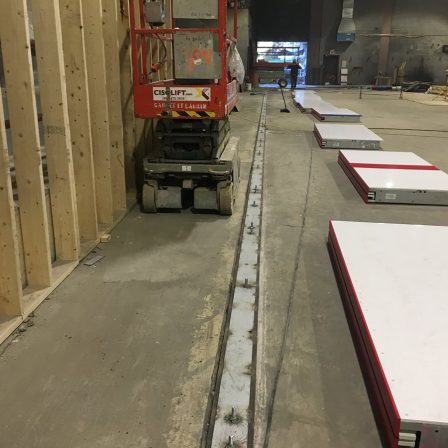 Installation de bandes de patinoires d'une aréna.