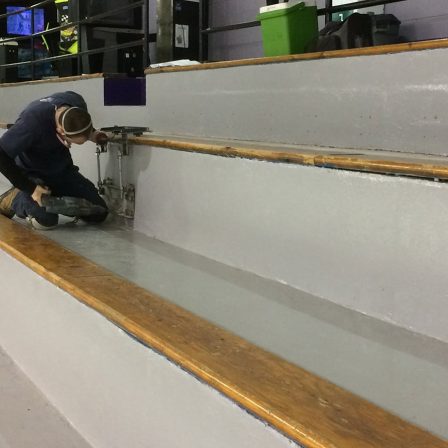 Installation de sièges et gradins dans une aréna.