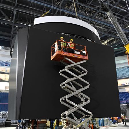 Installation de tableau indicateur suspendu avec commanditaires - Agorasport.