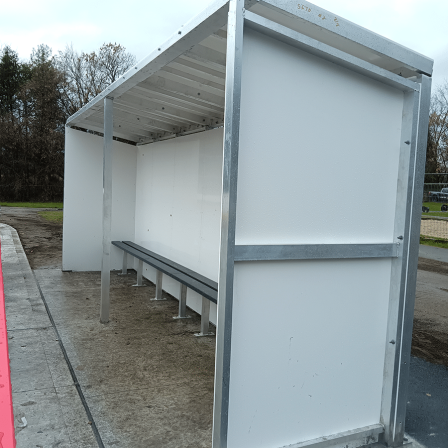 Installation de sièges extérieur avec protection.
