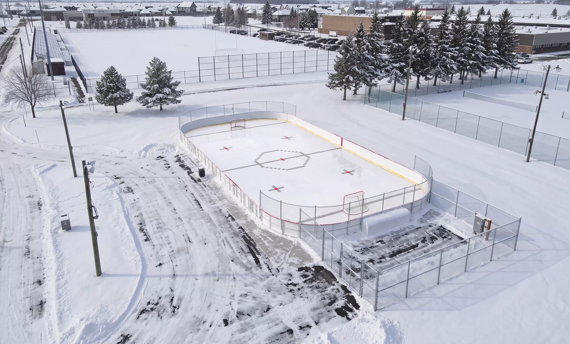 Vue aérienne de la surface réfrigérée NORDIQ recouverte de glace et utilisée comme patinoire extérieure en hiver.